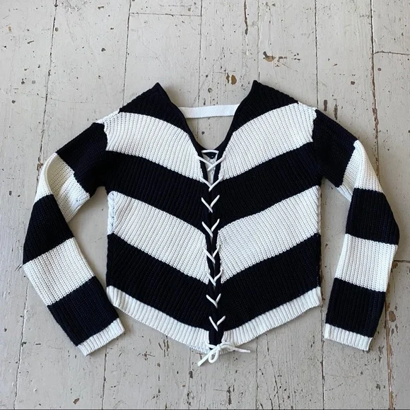 Chevron Laced Sweater Black & White Med - Picture 6 of 11